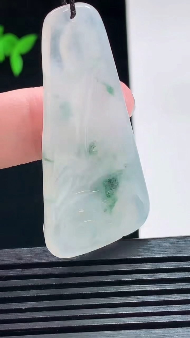天然A货翡翠飘花阿弥陀佛吊坠，尺寸55-25.6-5.5 重量:14.66g
7月12日