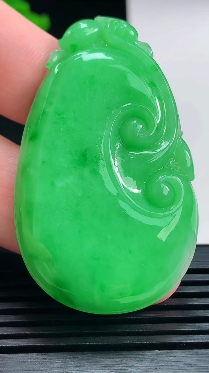 天然A货翡翠如意吊坠，尺寸54-32.5-6 重量:20.00g
7月12日
