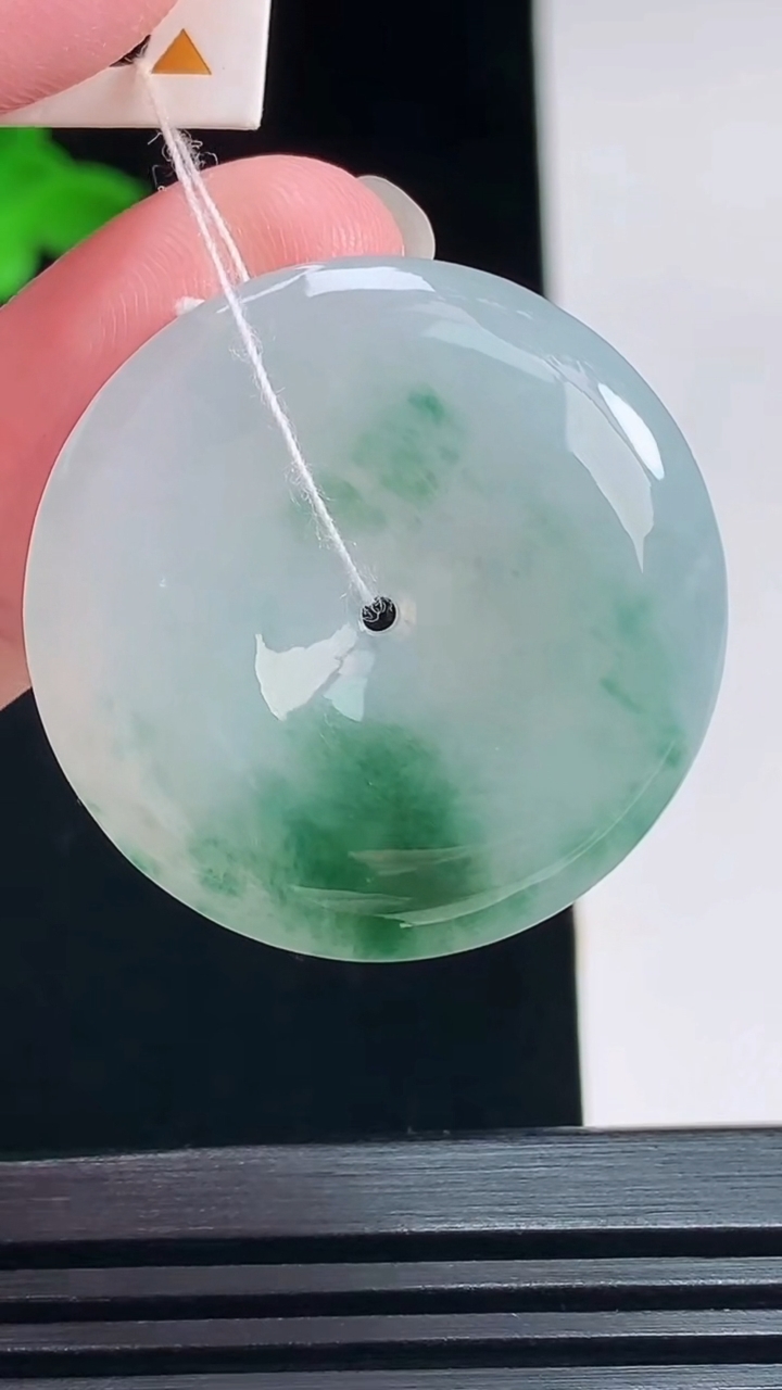 天然A货翡翠飘花平安扣吊坠，尺寸30-5.5 重量:10.67g
7月12日