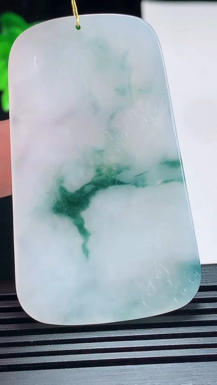 天然A货翡翠飘花虚空藏菩萨吊坠，尺寸61-37-4.2 重量:22.69g
7月12日