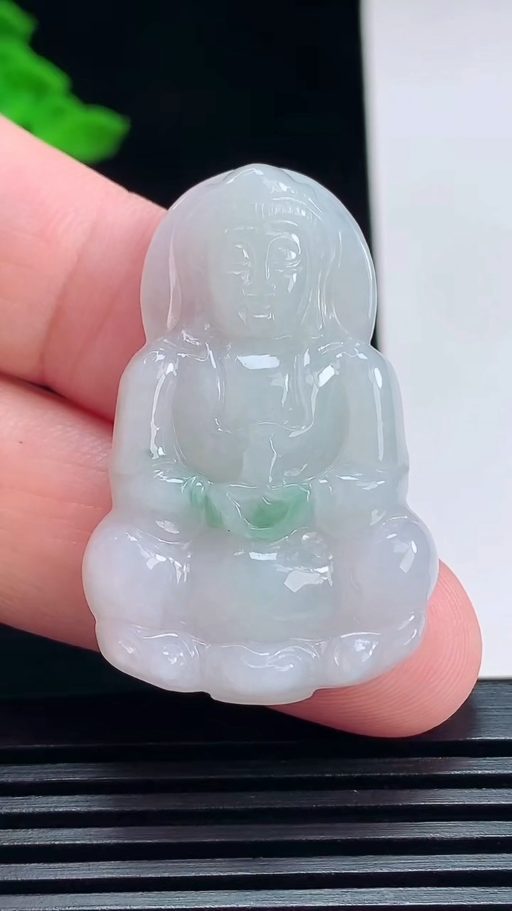 天然A货翡翠飘花正装观音吊坠，尺寸40-26-6 重量:10.94g
7月12日
