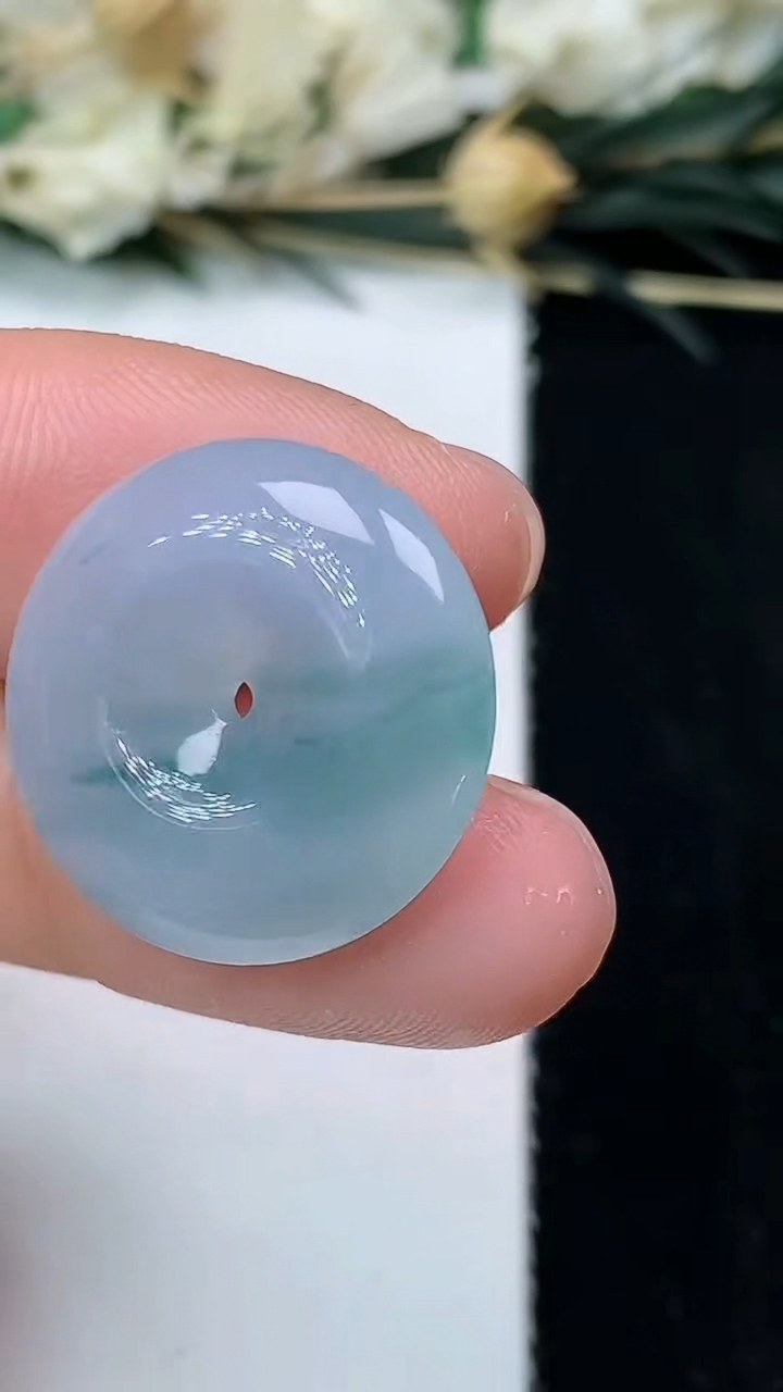 天然A货翡翠飘花平安扣吊坠，尺寸19.3-4.8，重量:3.77g
7月12日