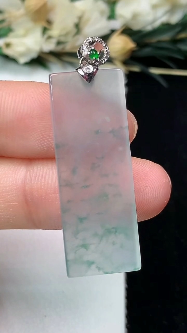 天然A货翡翠飘花无事牌吊坠，尺寸33.6-12.3-2.6，重量:4.22g
7月12日