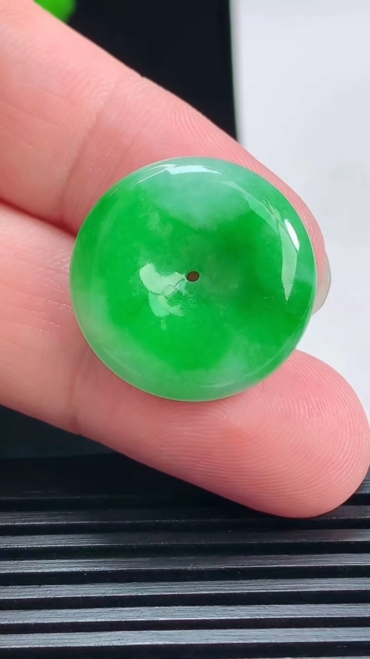 天然A货翡翠平安扣吊坠，尺寸22-5.5 重量:5.77g
7月12日
