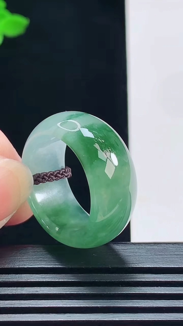 天然A货翡翠飘花素面玉扳指 戒指，尺寸19-10.8-3.8 重量:8.12g2026年7月12日
