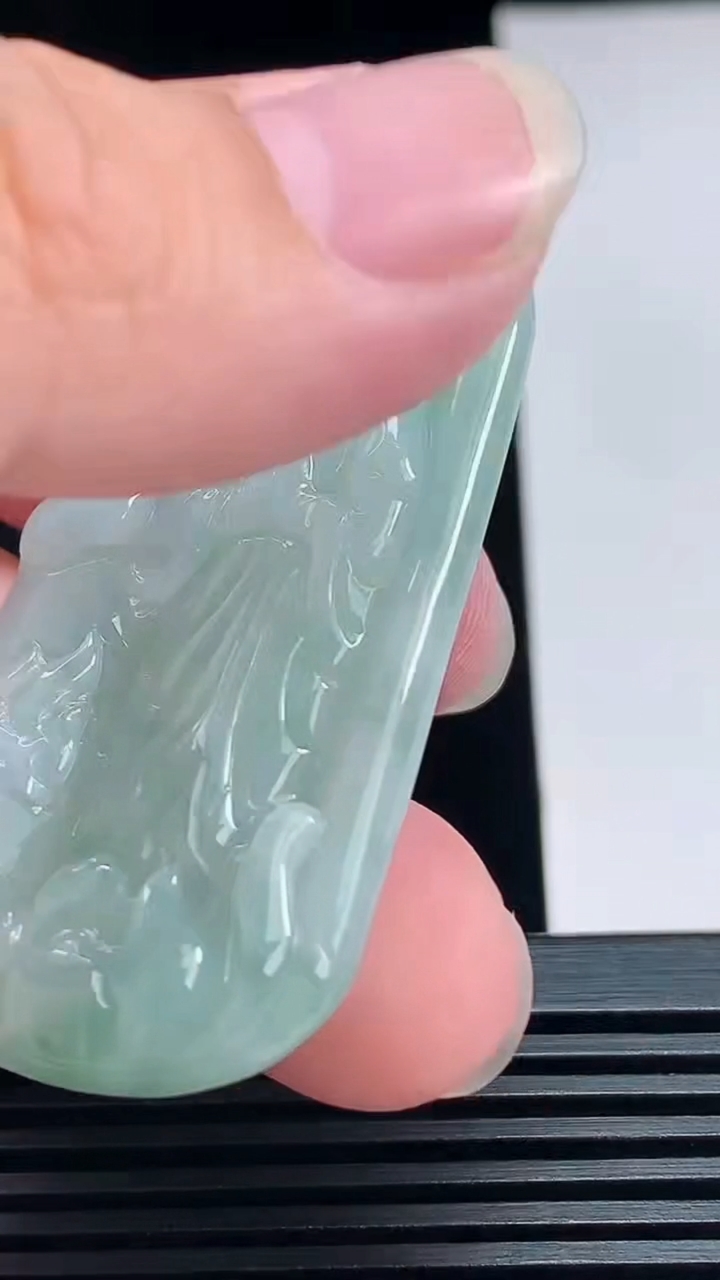 天然A货翡翠观音菩萨吊坠，尺寸54-28-6 重量:18.62g
7月12日