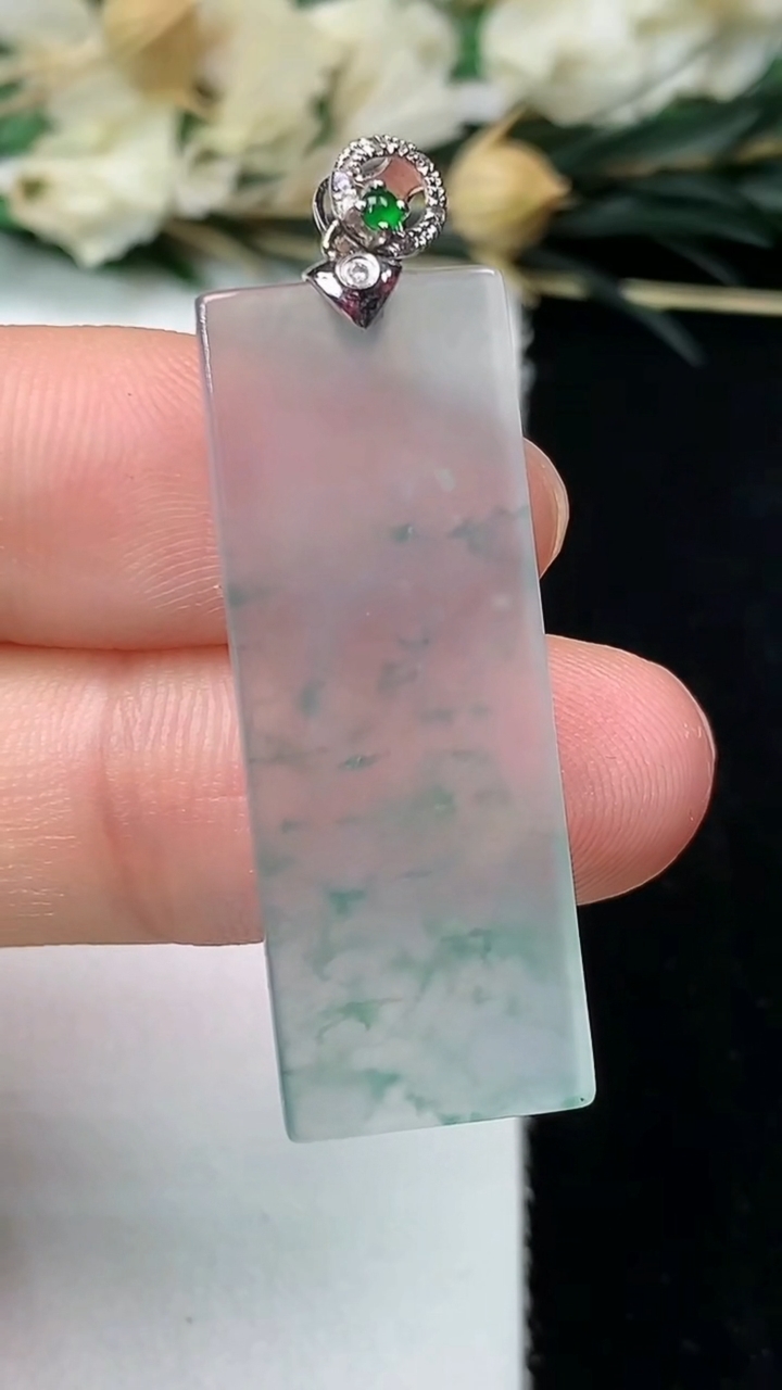 天然A货翡翠飘花无事牌吊坠，尺寸33.6-12.3-2.6，重量:4.22g
7月12日