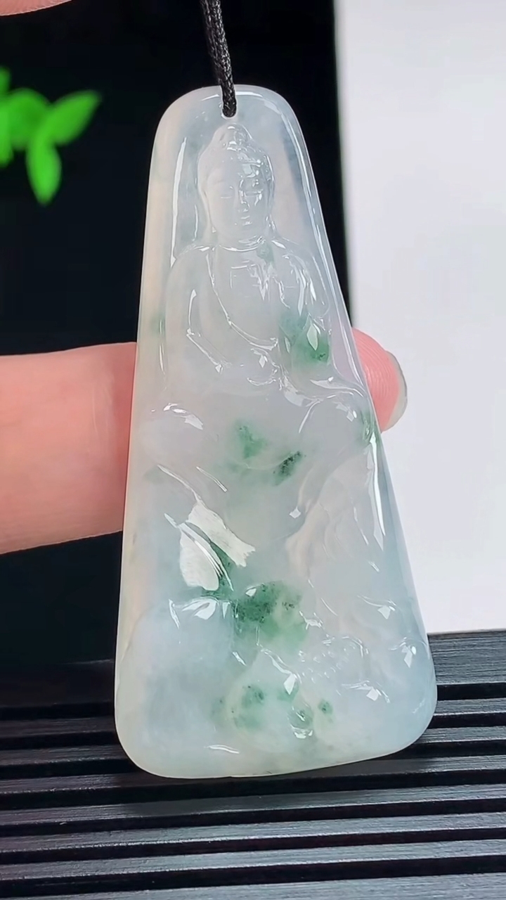 天然A货翡翠飘花阿弥陀佛吊坠，尺寸55-25.6-5.5 重量:14.66g
7月12日
