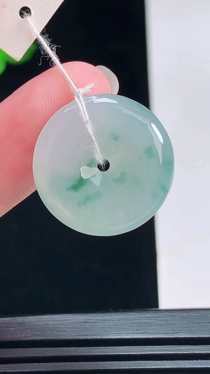 天然A货翡翠飘花平安扣吊坠，尺寸21-4.5 重量:4.51g
7月12日