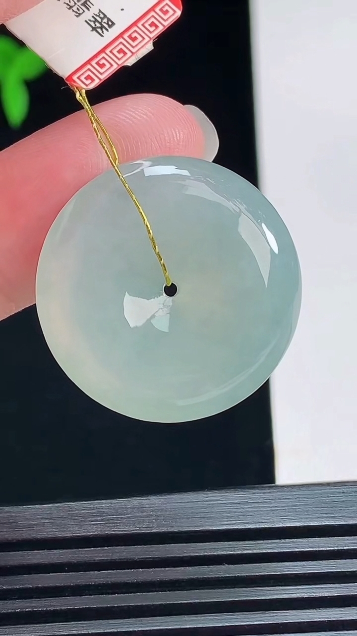天然A货翡翠平安扣吊坠，尺寸25.2-5.6 重量:7.62g
7月12日