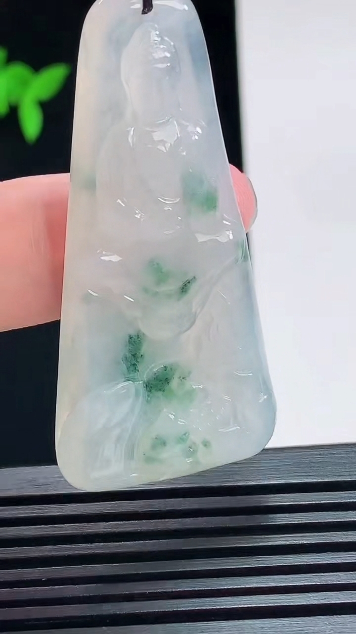 天然A货翡翠飘花阿弥陀佛吊坠，尺寸55-25.6-5.5 重量:14.66g
7月12日