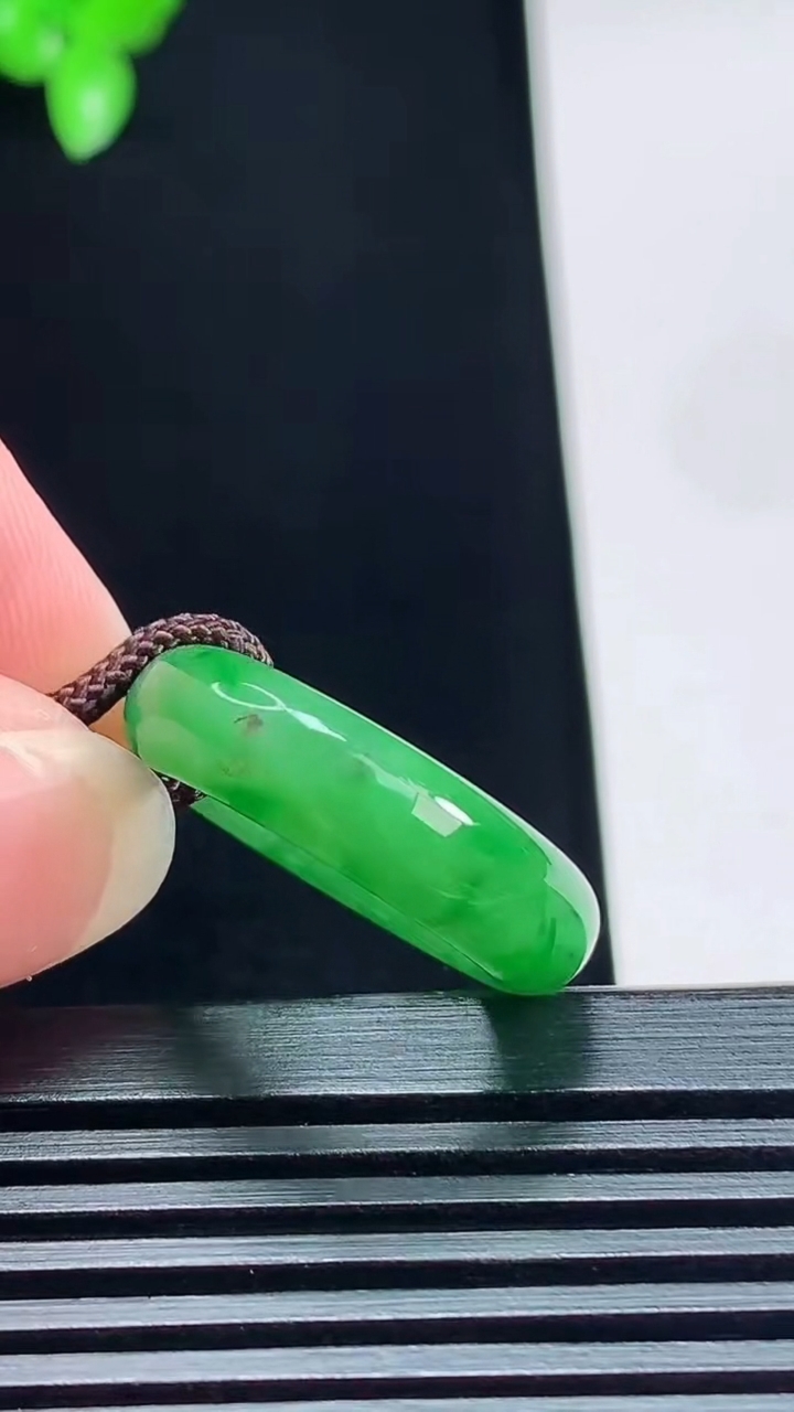 天然A货翡翠玉指环 戒指，尺寸16.6-6-3.2 重量:3.79g2026年7月12日
工厂直销收藏佳品,种好水足，色泽均匀，有种有色，上手高大气！