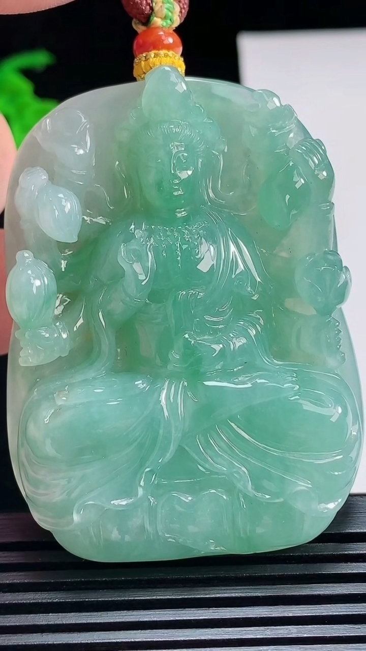 天然A货翡翠千手观音菩萨吊坠，尺寸60-45.6-11.5 重量:66.03g
7月12日