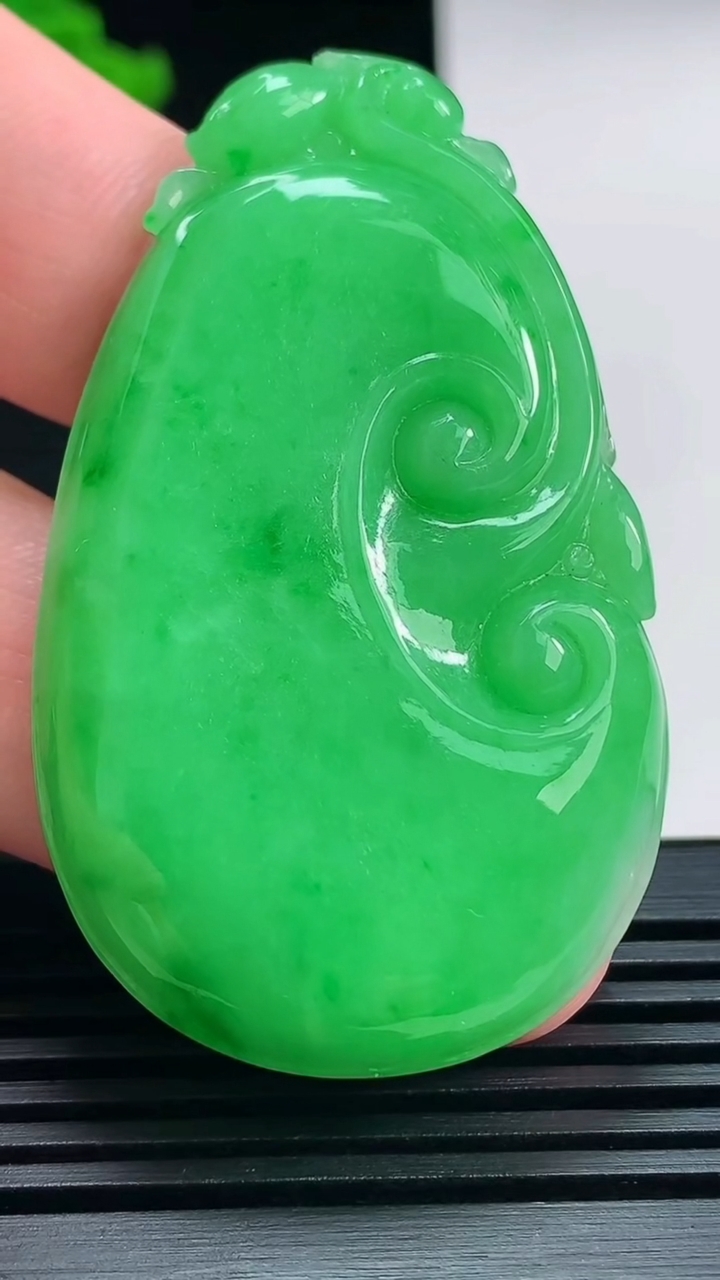 天然A货翡翠如意吊坠，尺寸54-32.5-6 重量:20.00g
7月12日