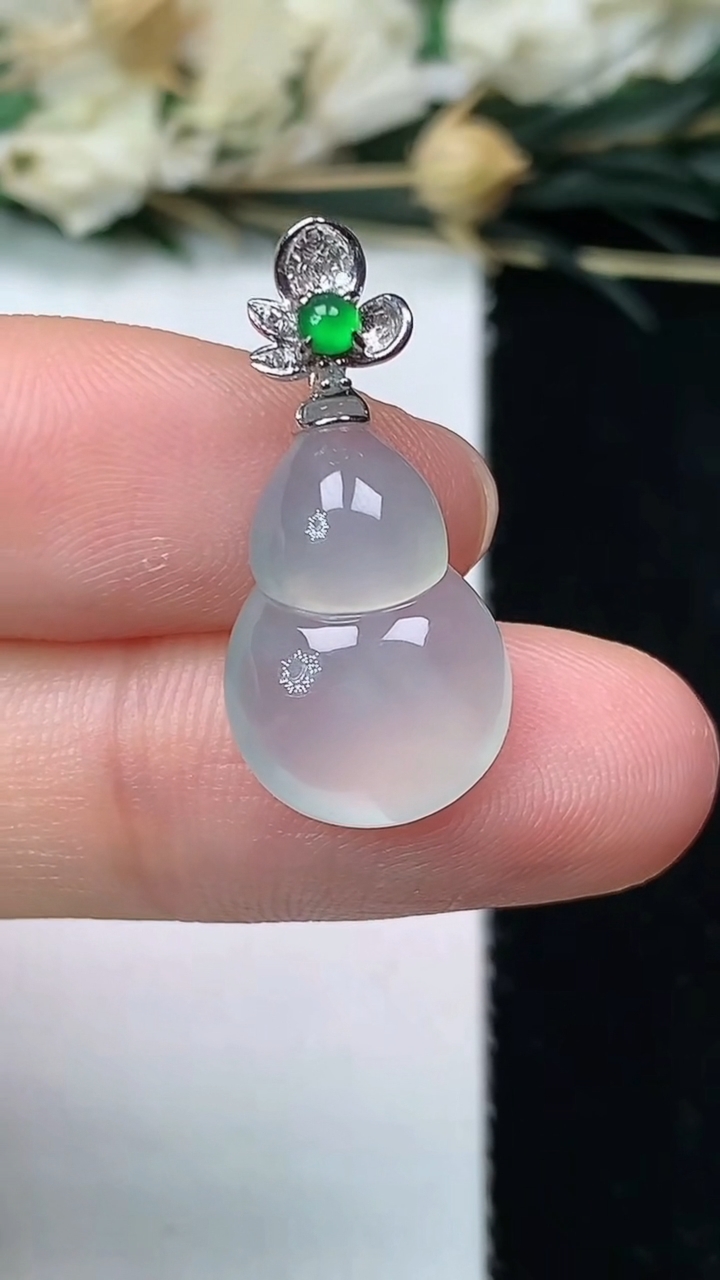 天然A货翡翠白冰葫芦吊坠，尺寸17-11.6-4.7，重量:2.14g
7月12日