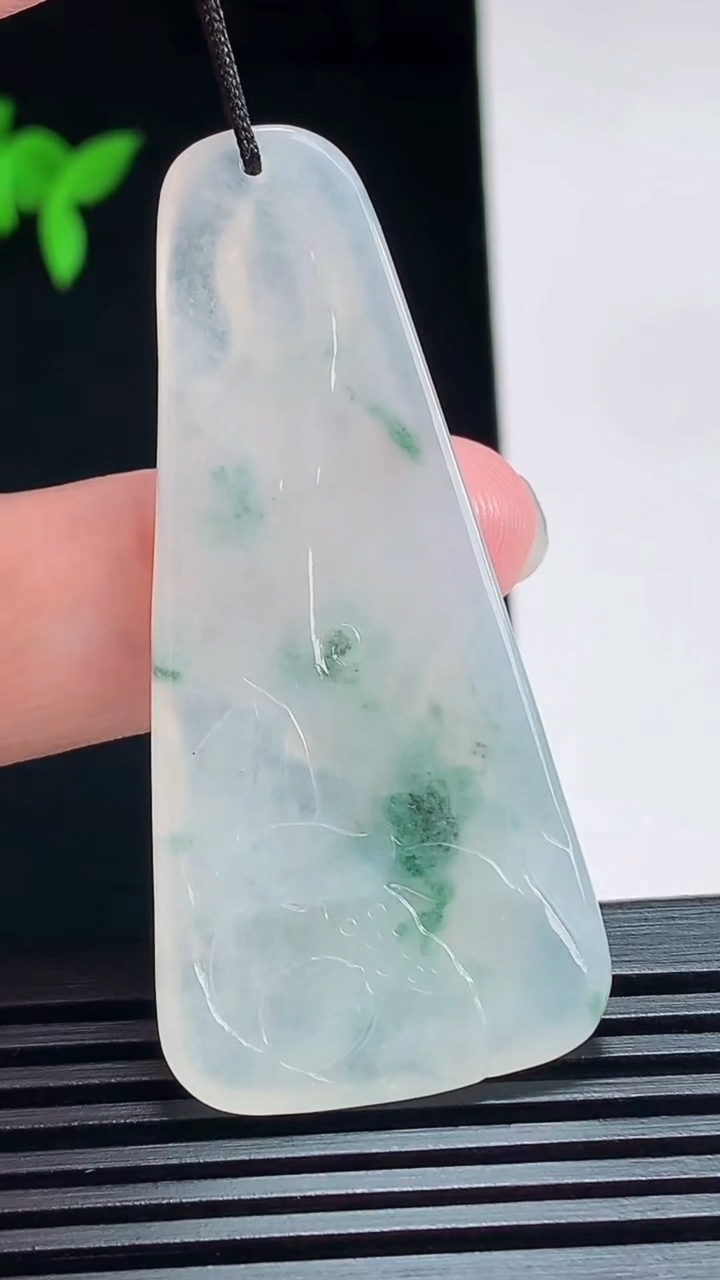 天然A货翡翠飘花阿弥陀佛吊坠，尺寸55-25.6-5.5 重量:14.66g
7月12日
