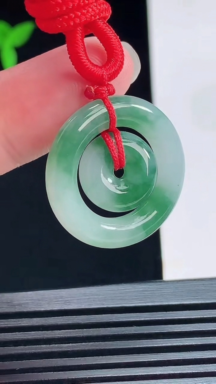 天然A货翡翠飘花母子平安扣吊坠，尺寸25-4 重量:6.91g
7月12日