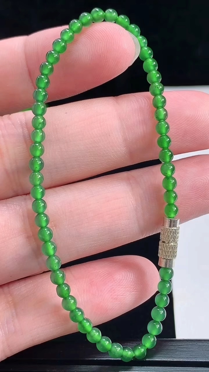 天然A货翡翠小米圆珠手串，尺寸3.5-54颗 重量:4.08g7月12日
工厂直销收藏佳品,种好水足