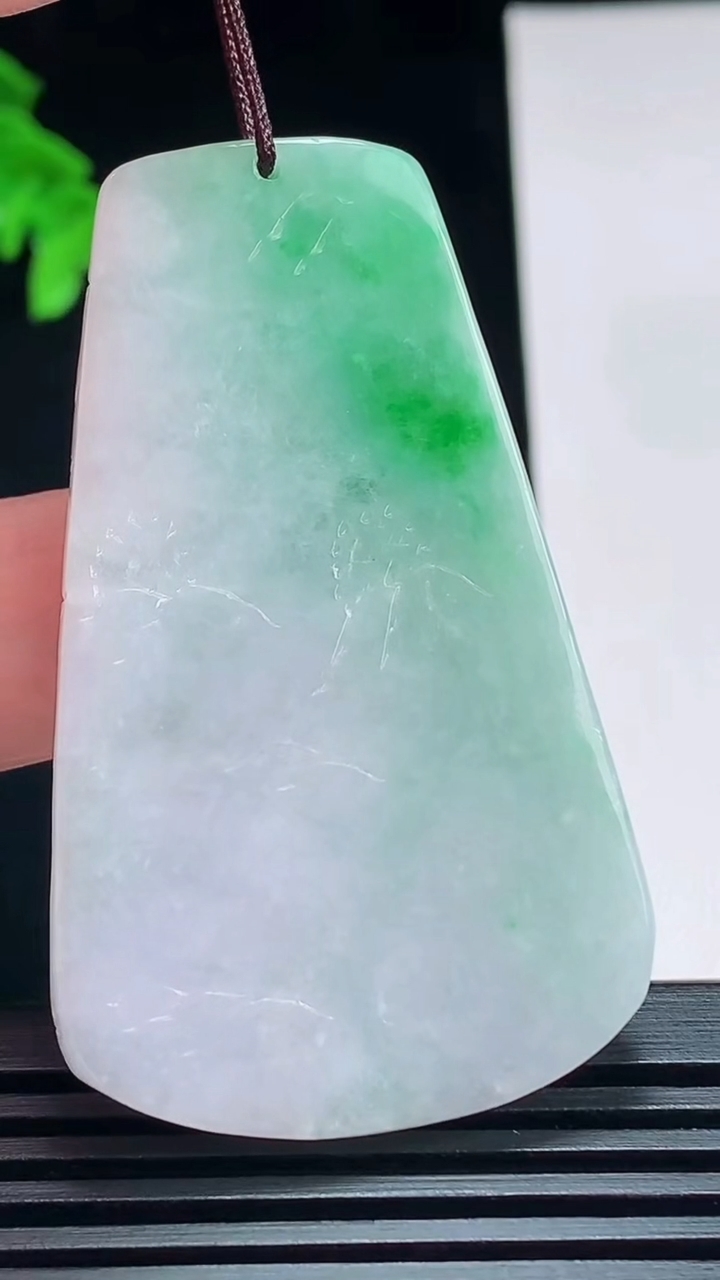 天然A货翡翠山水牌吊坠，尺寸55-33-6 重量:24.33g
7月12日