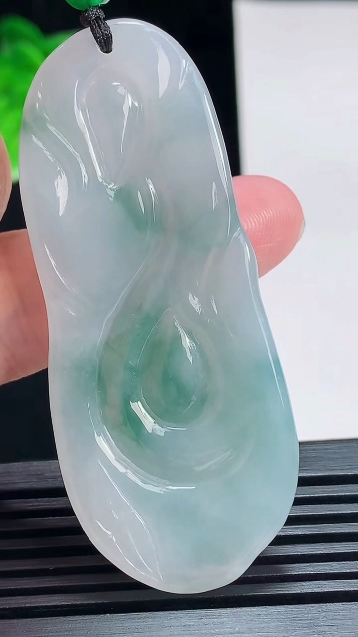 天然A货翡翠飘花观音菩萨吊坠，尺寸64-27-6 重量:21.84g
7月12日