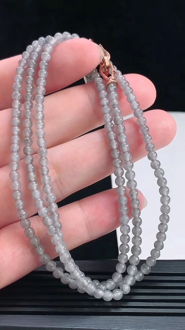 天然A货翡翠乌鸡种小米圆珠项链，尺寸3.6-198颗 重量:14.87g
7月12日
