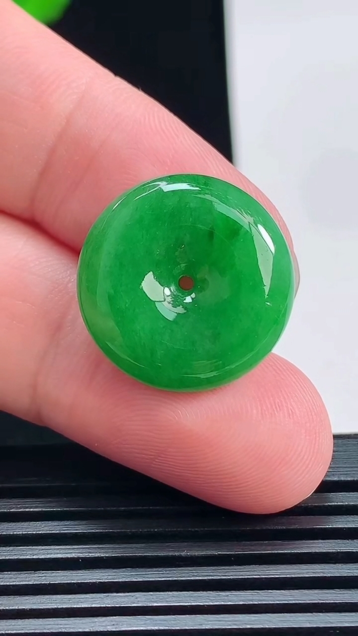 天然A货翡翠平安扣吊坠，尺寸20-5.5 重量:4.50g
7月12日