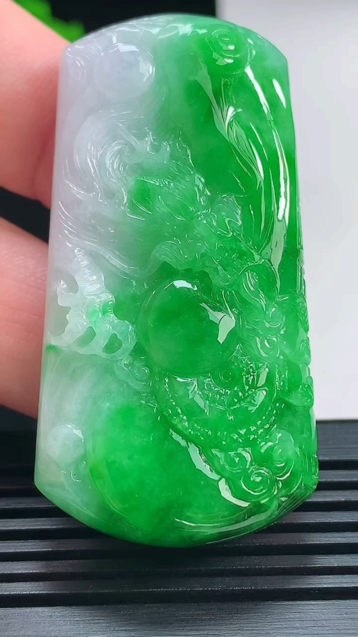天然A货翡翠龙牌吊坠，尺寸55-28.6-10 重量:33.22g
7月12日