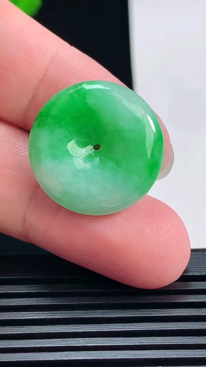 天然A货翡翠平安扣吊坠，尺寸22-5.5 重量:5.77g
7月12日