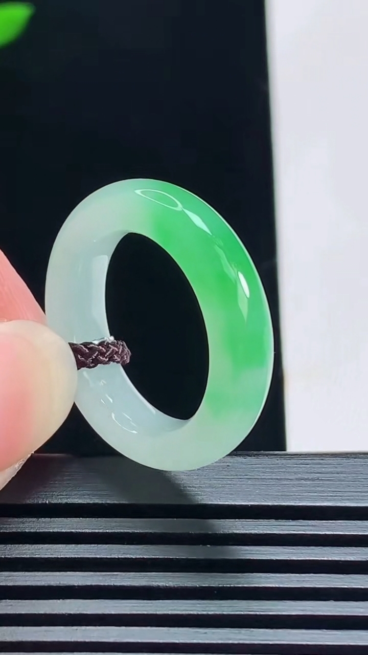 天然A货翡翠玉指环 戒指，尺寸17.3-5.2-4 重量:4.72g2026年7月12日
工厂直销收藏佳品,种好水足，色泽均匀，有种有色，上手高大气！