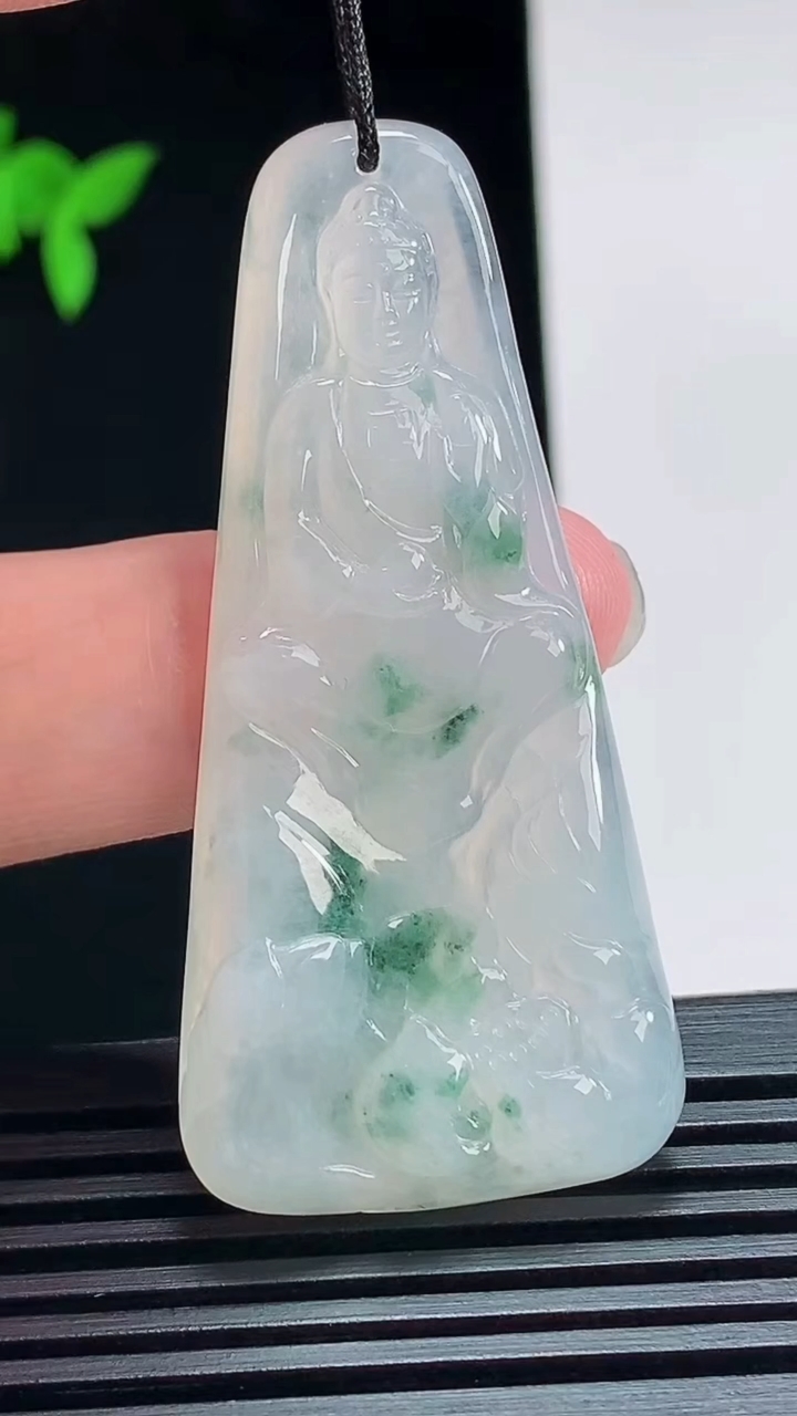 天然A货翡翠飘花阿弥陀佛吊坠，尺寸55-25.6-5.5 重量:14.66g
7月12日