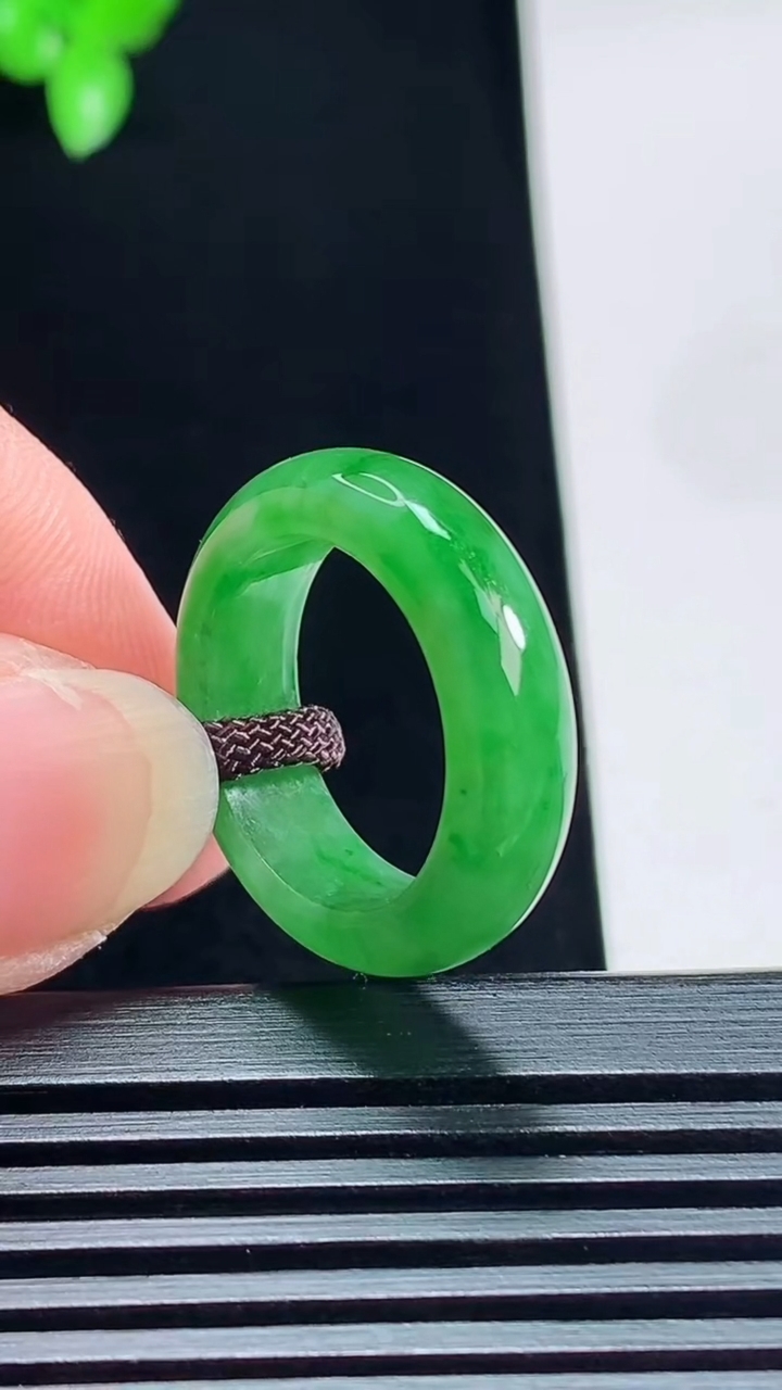 天然A货翡翠玉指环 戒指，尺寸16.6-6-3.2 重量:3.79g2026年7月12日
工厂直销收