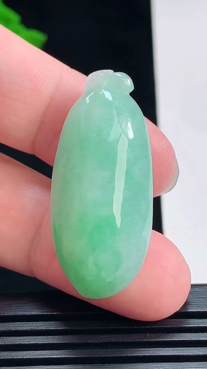 天然A货翡翠福瓜吊坠，尺寸38-17-11.6 重量:12.54g
7月12日