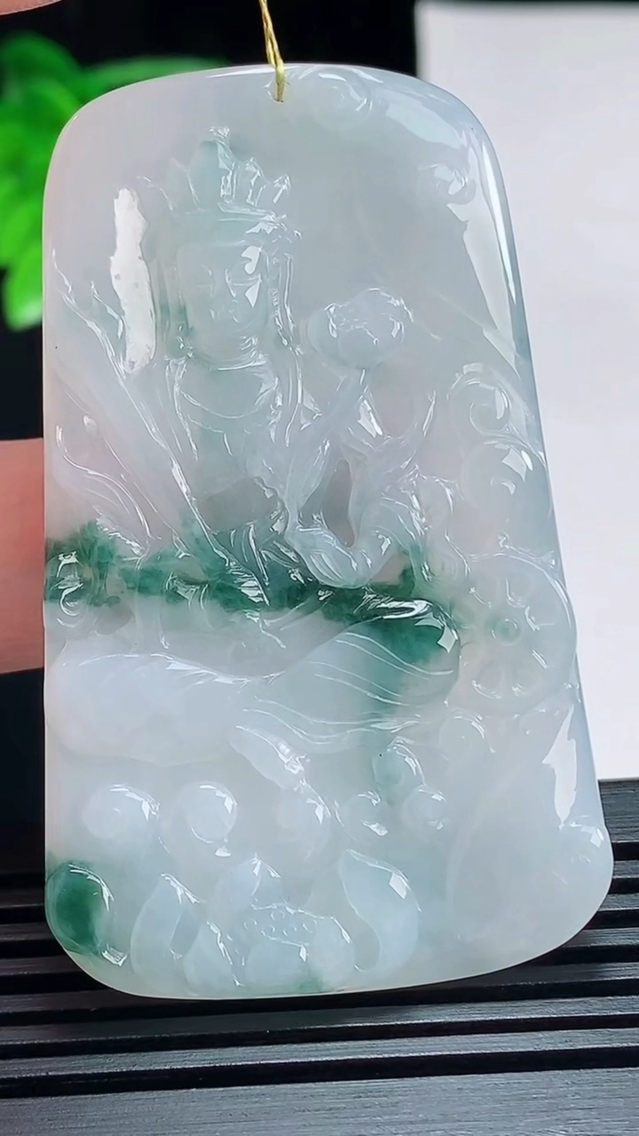 天然A货翡翠飘花虚空藏菩萨吊坠，尺寸61-37-4.2 重量:22.69g
7月12日
