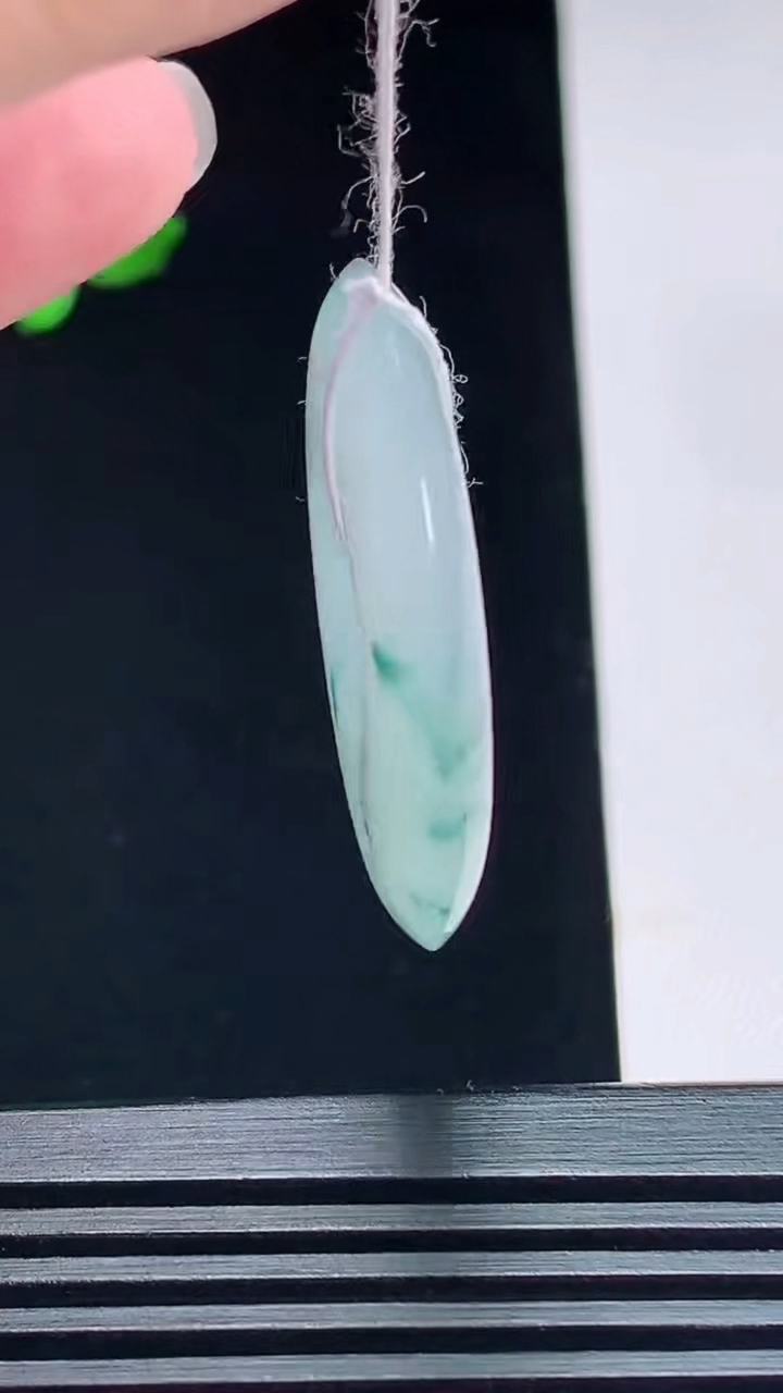 天然A货翡翠种飘花平安扣吊坠，尺寸34-5.2 重量:13.30g
7月12日
