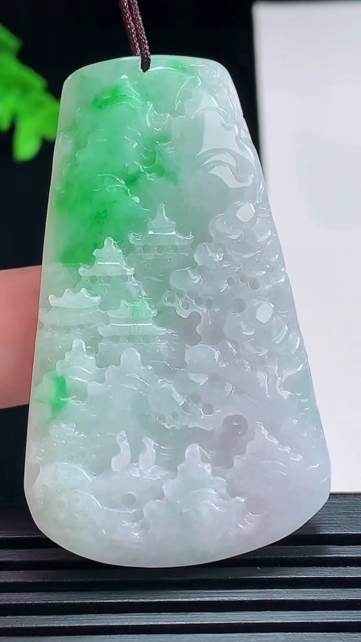 天然A货翡翠山水牌吊坠，尺寸55-33-6 重量:24.33g
7月12日
