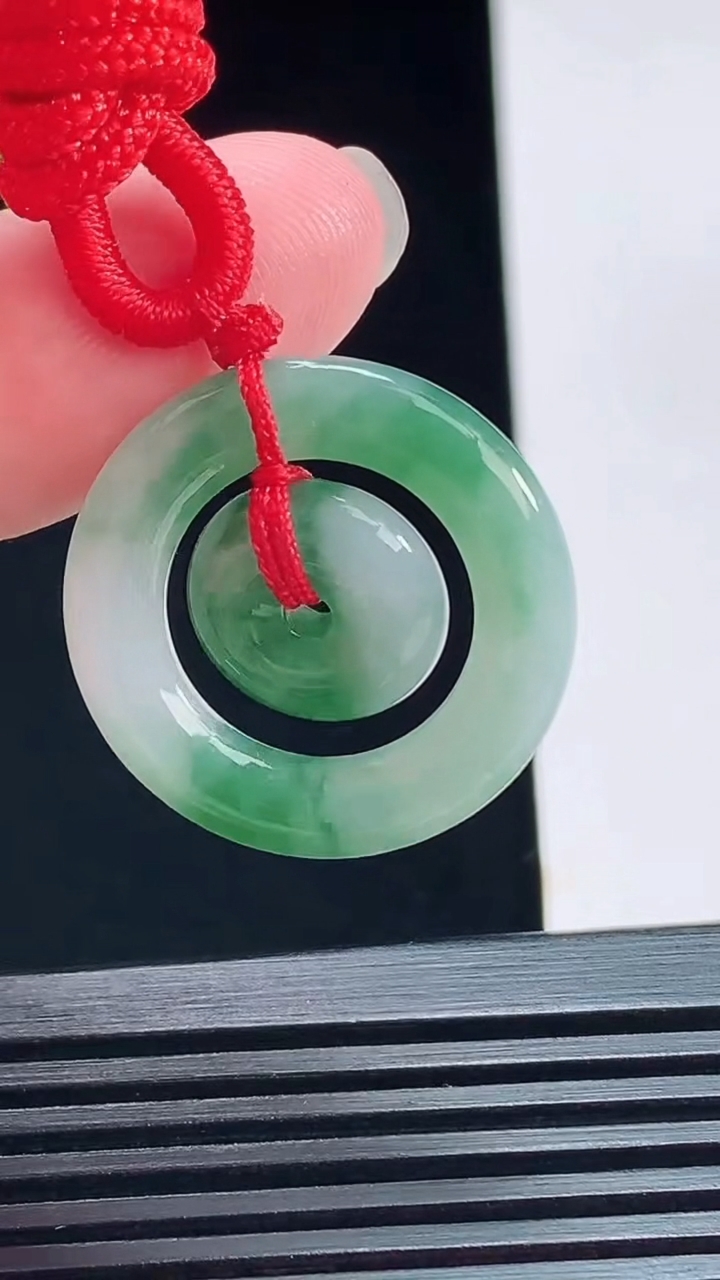天然A货翡翠飘花母子平安扣吊坠，尺寸25-4 重量:6.91g
7月12日