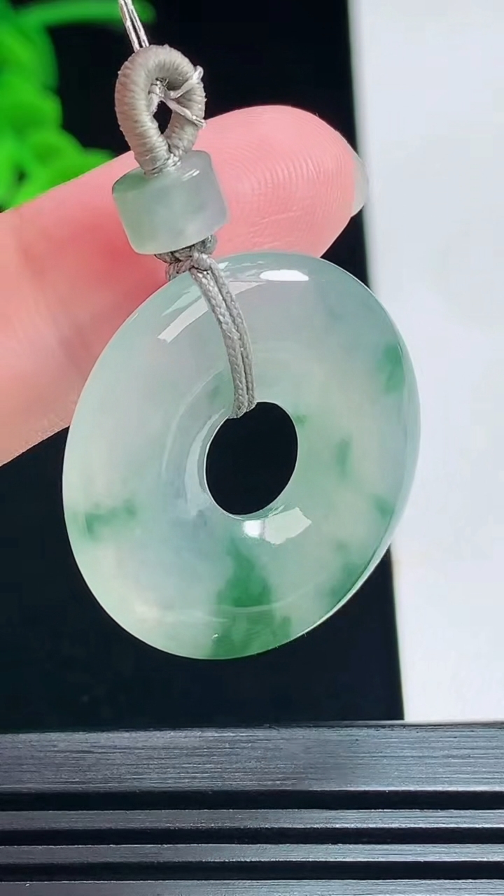 天然A货翡翠平安环吊坠，尺寸28-4 重量:7.38g
7月12日