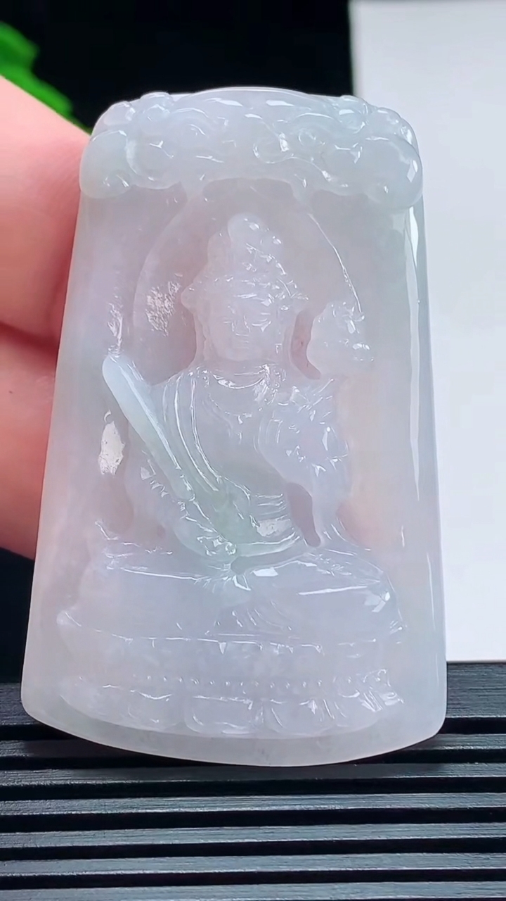 天然A货翡翠飘花虚空藏菩萨吊坠，尺寸55-34-5.5 重量:20.67g
7月12日