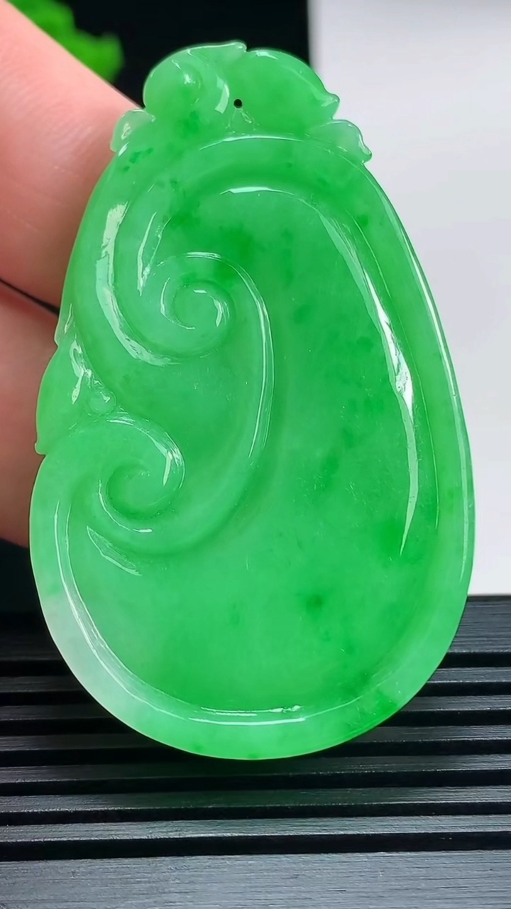 天然A货翡翠如意吊坠，尺寸54-32.5-6 重量:20.00g
7月12日