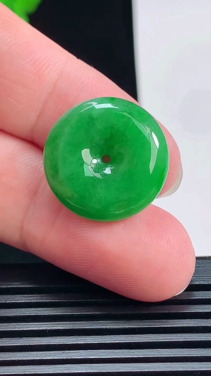 天然A货翡翠平安扣吊坠，尺寸20-5.5 重量:4.50g
7月12日
