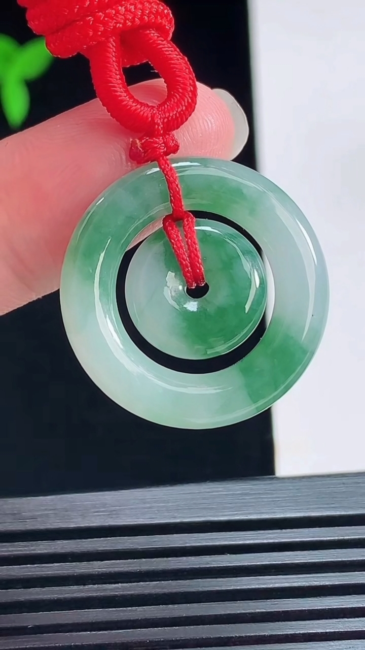 天然A货翡翠飘花母子平安扣吊坠，尺寸25-4 重量:6.91g
7月12日