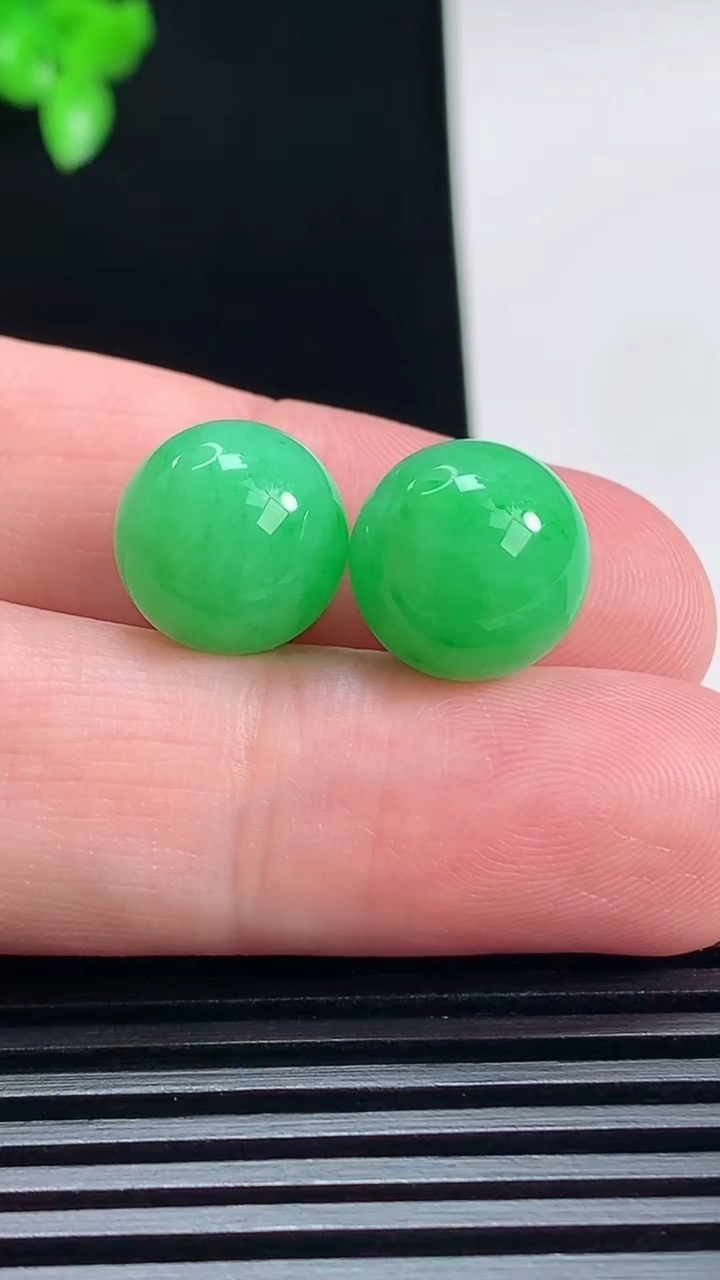 天然A货翡翠圆珠镶嵌件一对，尺寸12 重量:6.04g7月12日
工厂直销收藏佳品,种好水足，色泽均