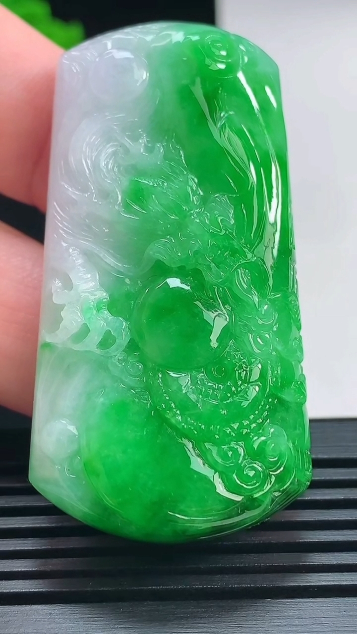 天然A货翡翠龙牌吊坠，尺寸55-28.6-10 重量:33.22g
7月12日