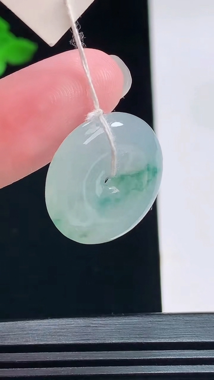 天然A货翡翠飘花平安扣吊坠，尺寸21-4.5 重量:4.51g
7月12日
