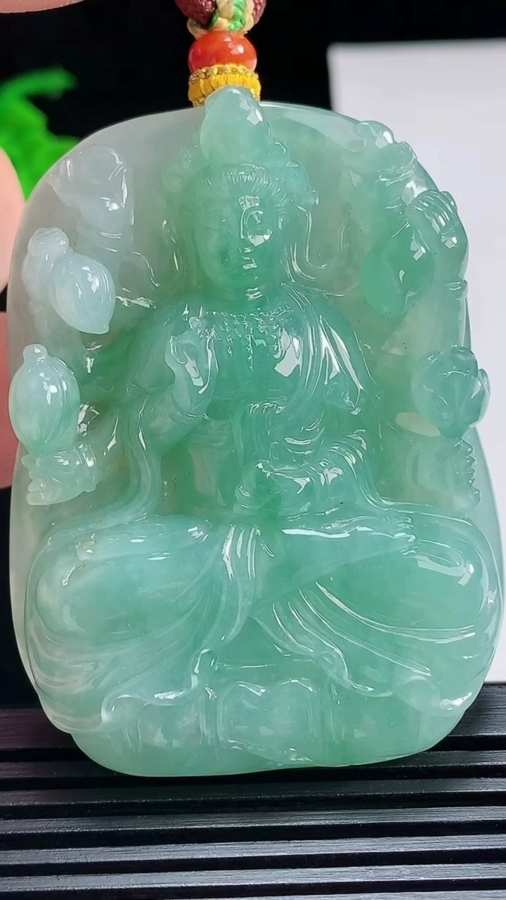 天然A货翡翠千手观音菩萨吊坠，尺寸60-45.6-11.5 重量:66.03g
7月12日