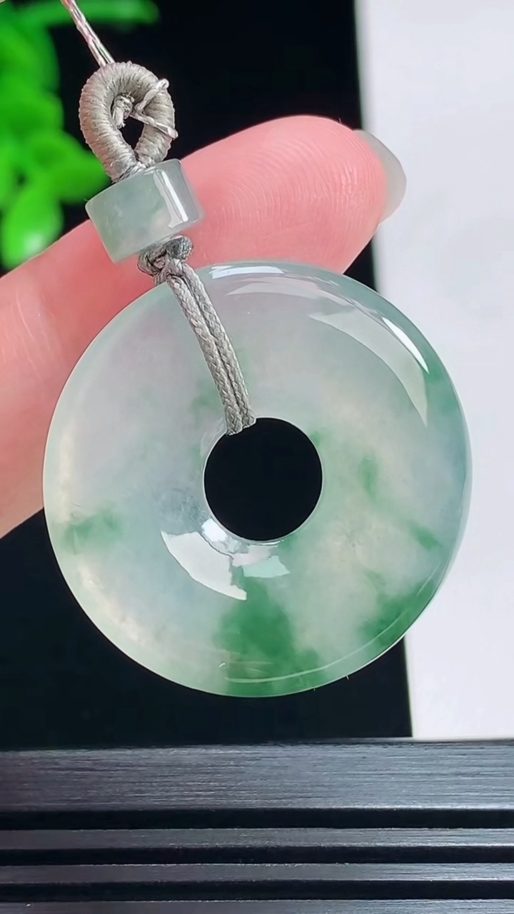 天然A货翡翠平安环吊坠，尺寸28-4 重量:7.38g
7月12日