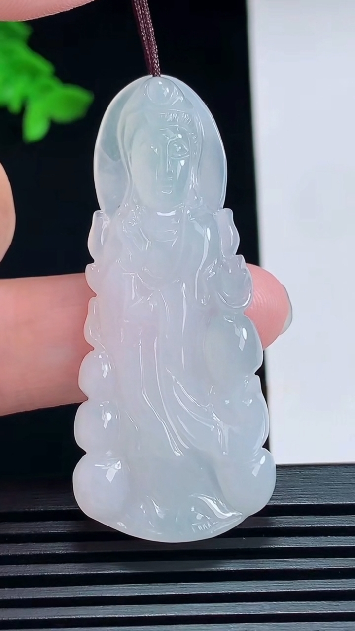 天然A货翡翠观音菩萨吊坠，尺寸53.5-23-5.8 重量:12.96g
7月12日