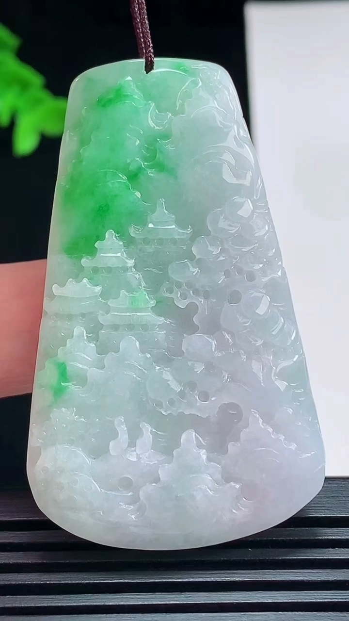 天然A货翡翠山水牌吊坠，尺寸55-33-6 重量:24.33g
7月12日
