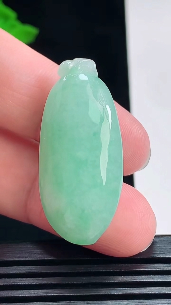 天然A货翡翠福瓜吊坠，尺寸38-17-11.6 重量:12.54g
7月12日