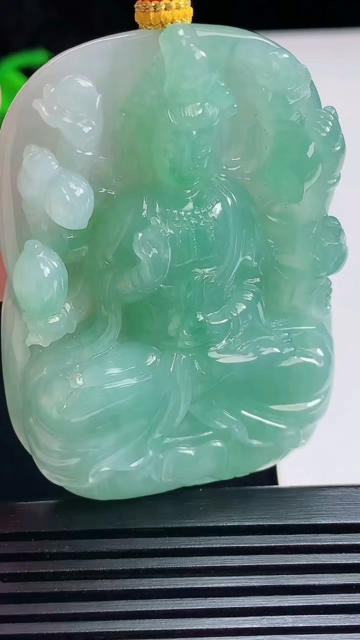 天然A货翡翠千手观音菩萨吊坠，尺寸60-45.6-11.5 重量:66.03g
7月12日